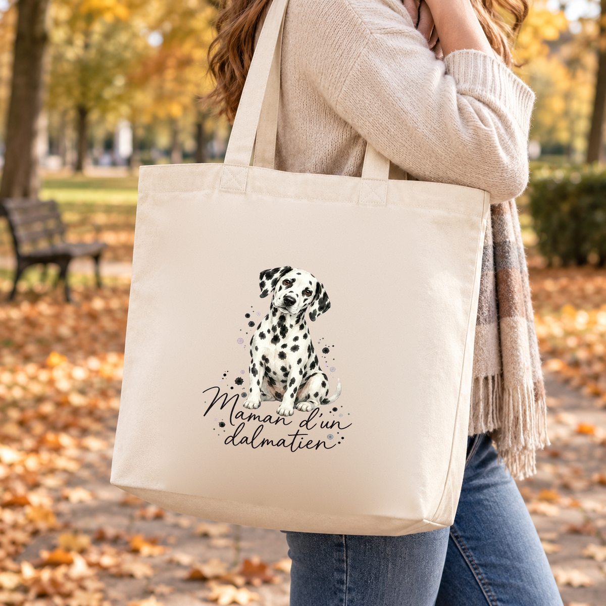 Tote bag dalmatien « Maman d'un dalmatien » Premium porté à l'épaule lors d'une balade d'automne dans un parc