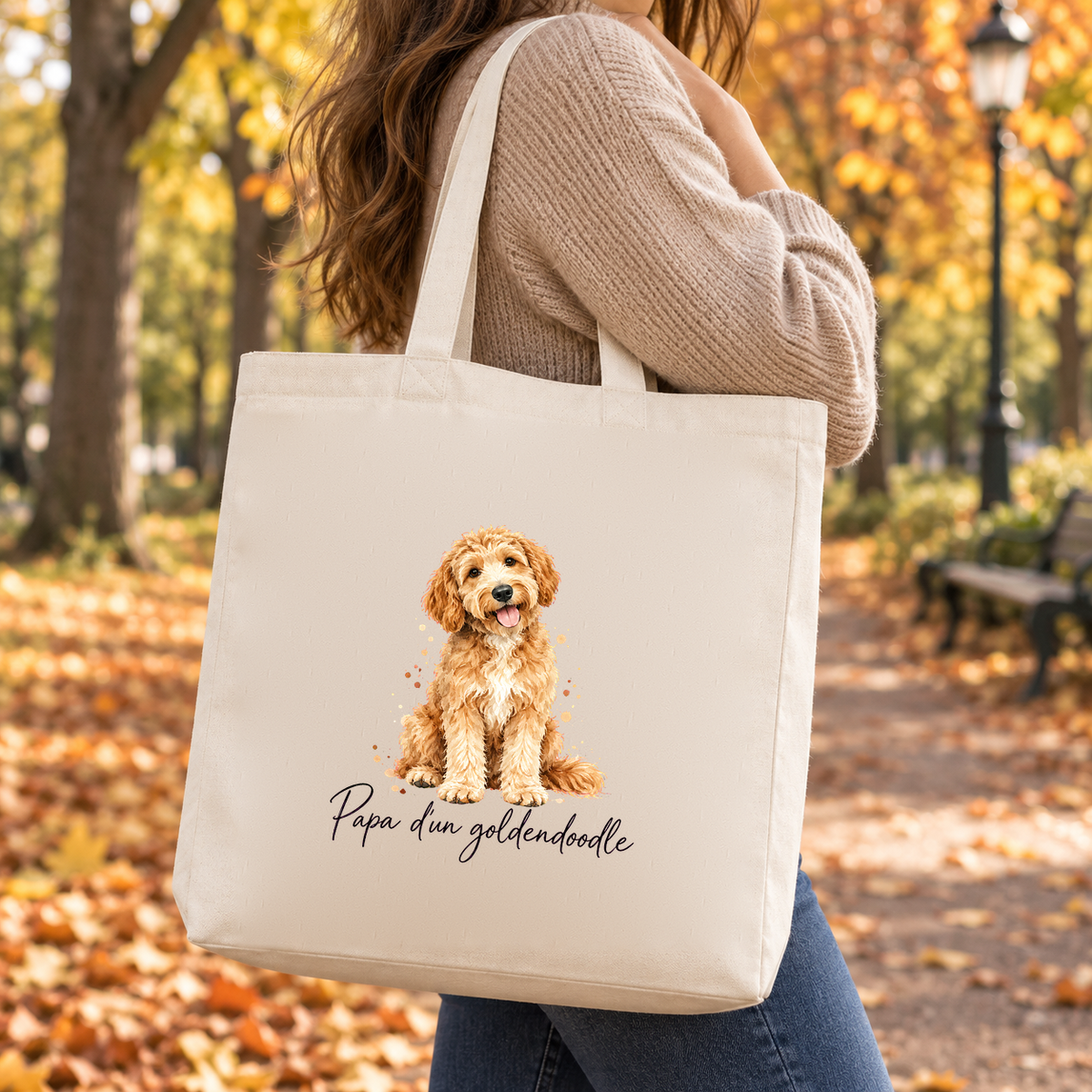 Tote bag goldendoodle « Papa d'un goldendoodle » Premium porté à l'épaule lors d'une balade d'automne dans un parc