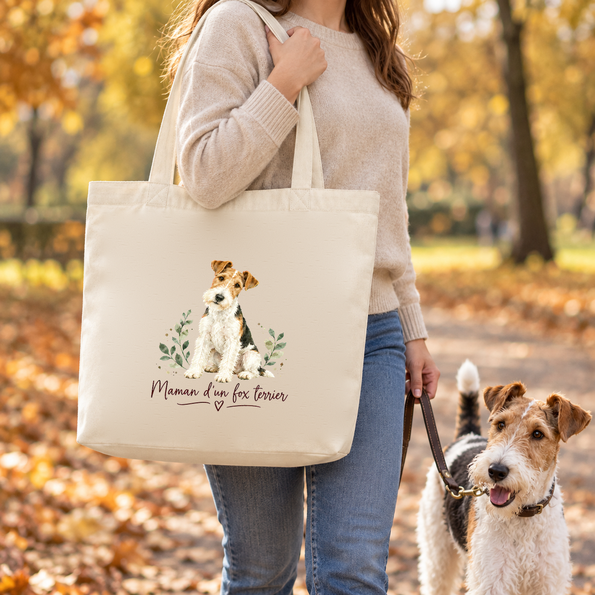 Tote bag fox terrier « Maman d'un fox terrier » Premium porté à l'épaule lors d'une balade d'automne dans un parc, un fox terrier en laisse