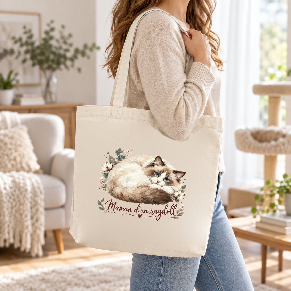 Tote bag ragdoll « Maman d'un ragdoll » Premium porté à l'épaule dans un salon lumineux