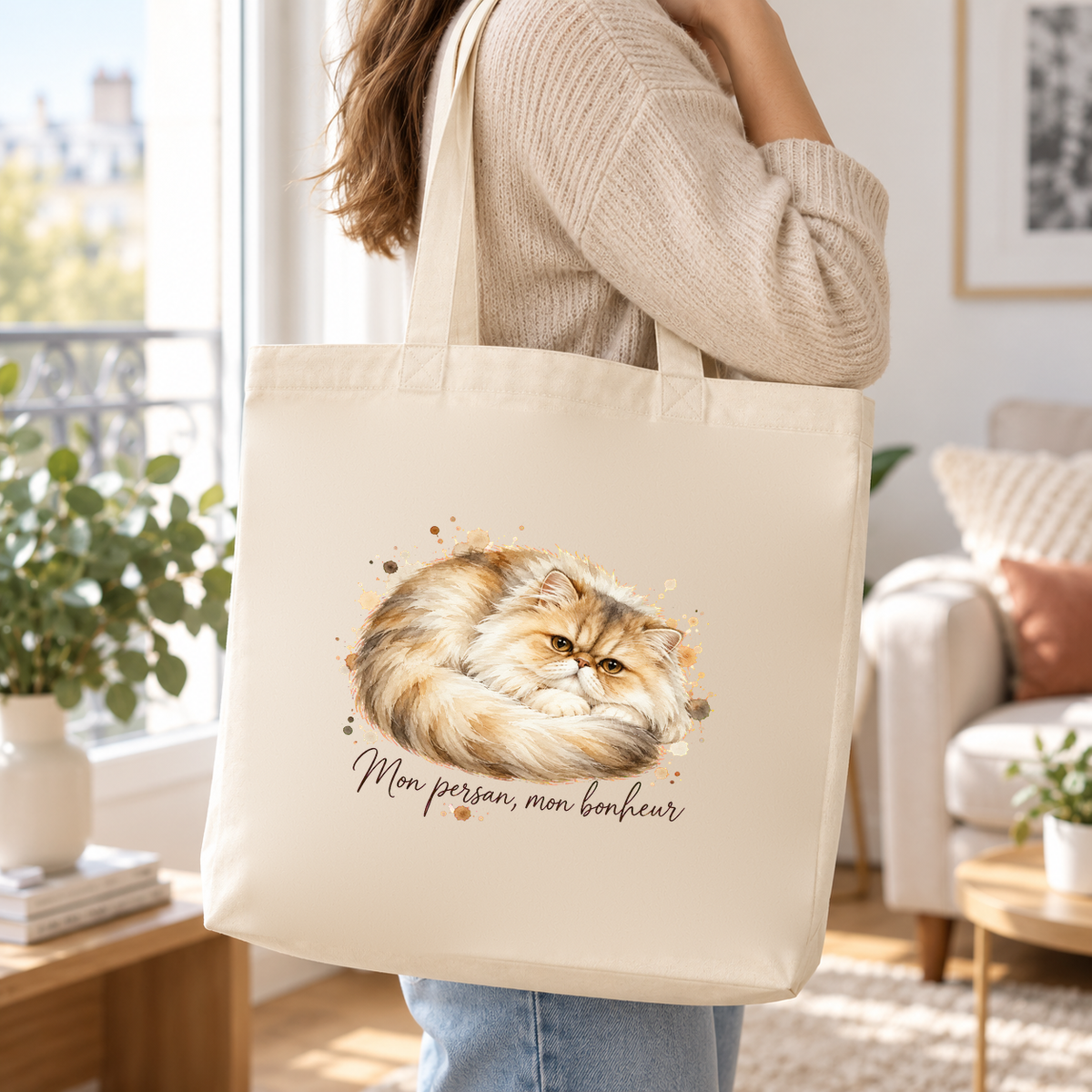 Tote bag persan « Mon persan, mon bonheur » Premium porté à l'épaule dans un salon lumineux