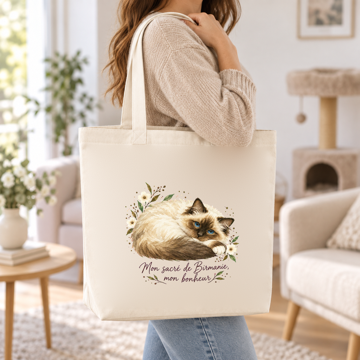 Tote bag sacré de Birmanie « Mon sacré de Birmanie, mon bonheur » Premium porté à l'épaule dans un salon lumineux
