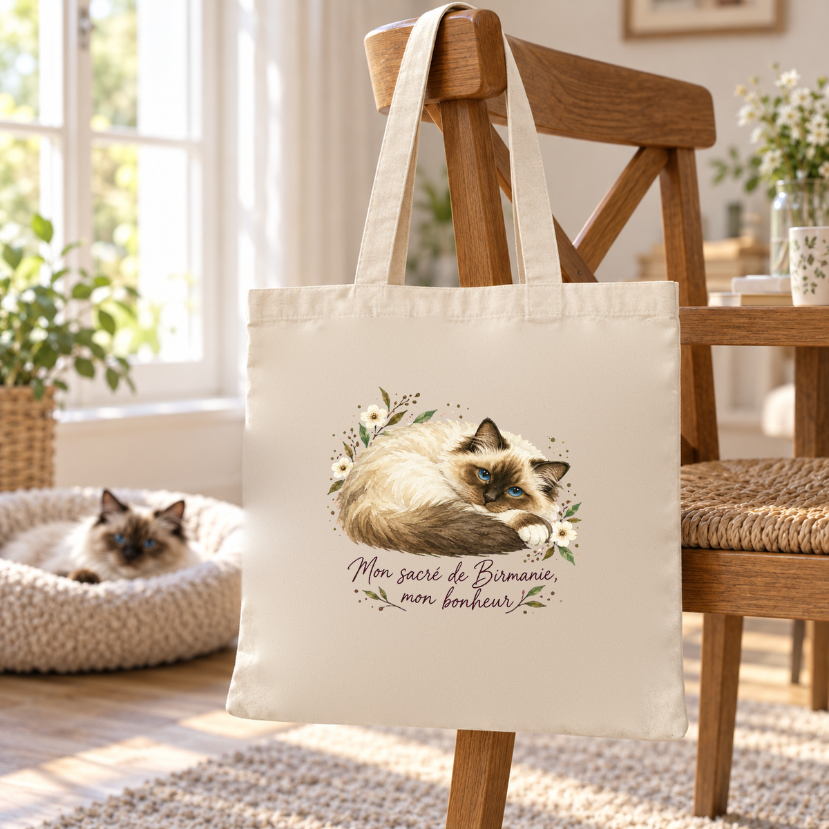 Tote bag sacré de Birmanie « Mon sacré de Birmanie, mon bonheur » Essentiel suspendu à une chaise en bois, un sacré de Birmanie installé dans son panier