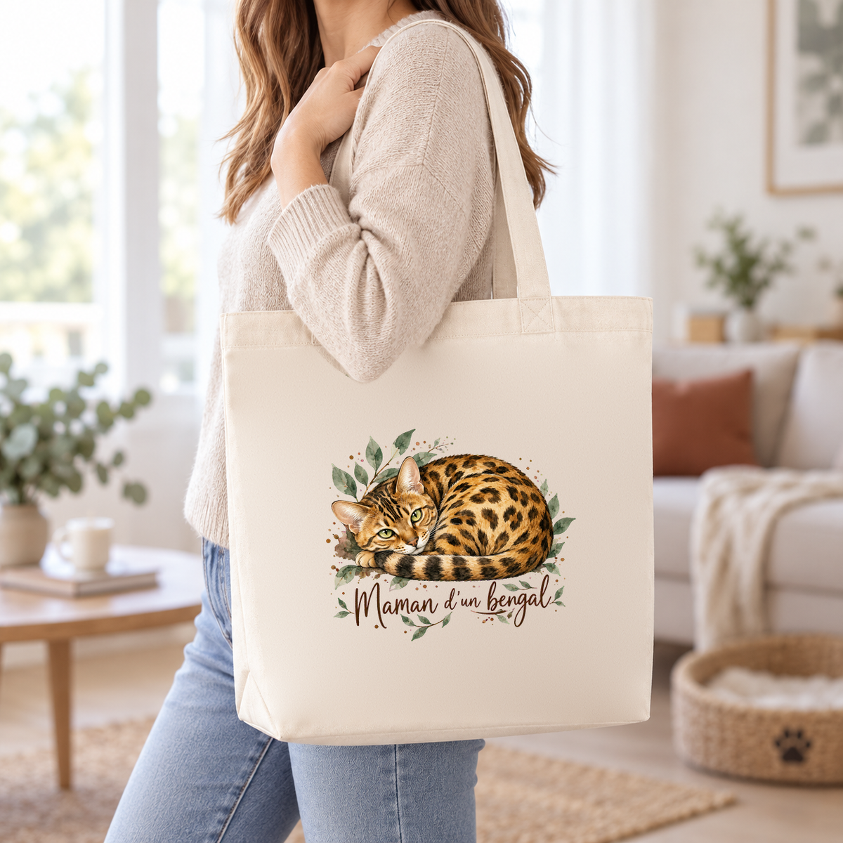Tote bag bengal « Maman d'un bengal » Premium porté à l'épaule dans un salon lumineux