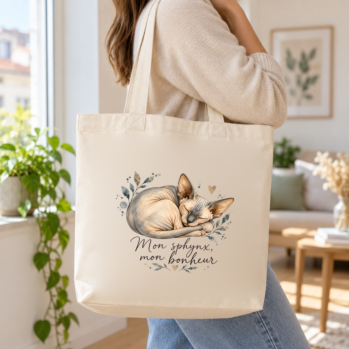 Tote bag sphynx « Mon sphynx, mon bonheur » Premium porté à l'épaule dans un salon lumineux