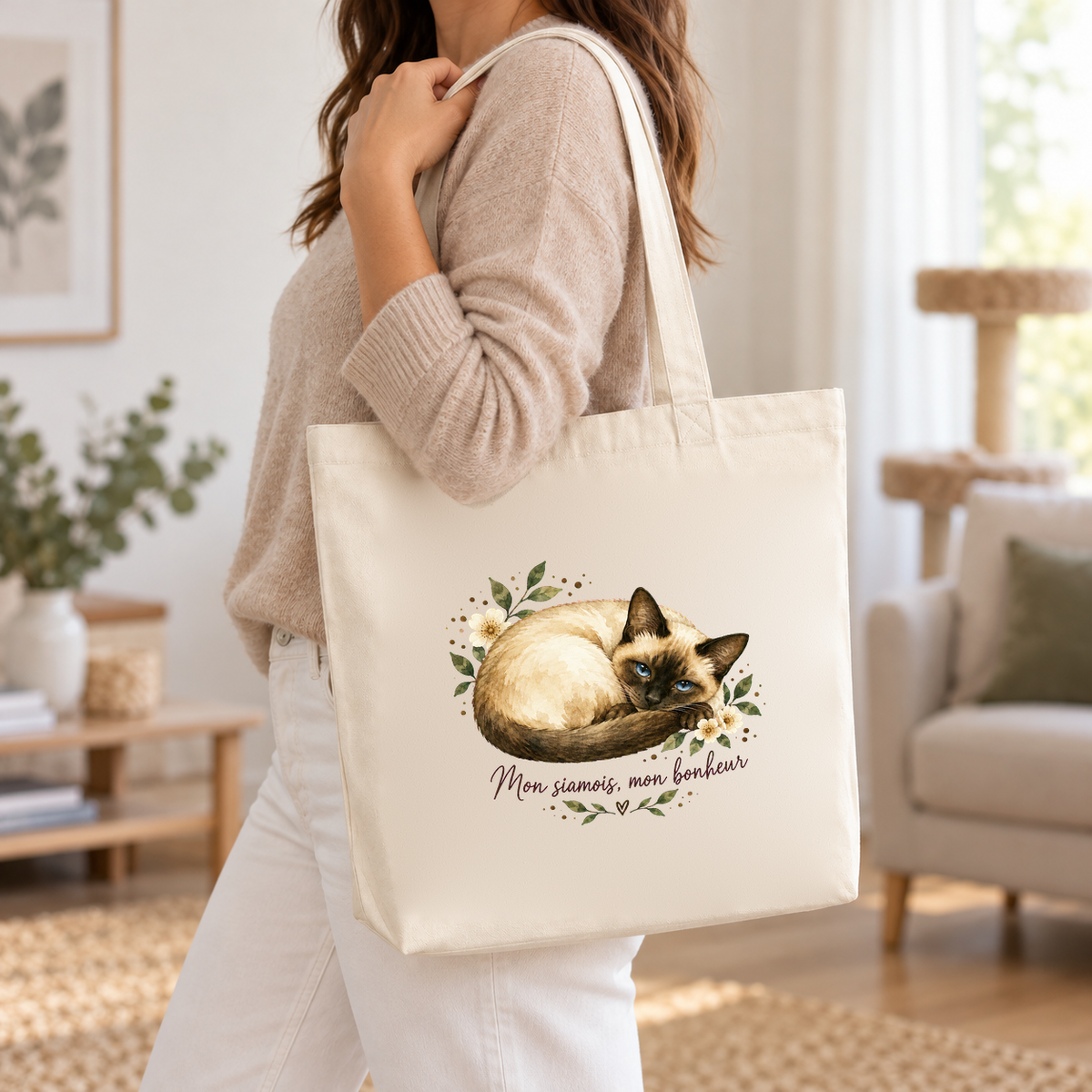 Tote bag siamois « Mon siamois, mon bonheur » Premium porté à l'épaule dans un salon lumineux