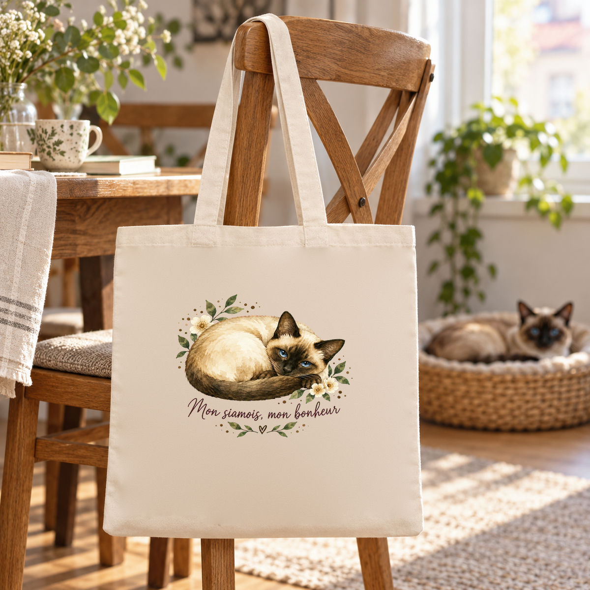 Tote bag siamois « Mon siamois, mon bonheur » Essentiel suspendu à une chaise en bois, un siamois installé dans son panier