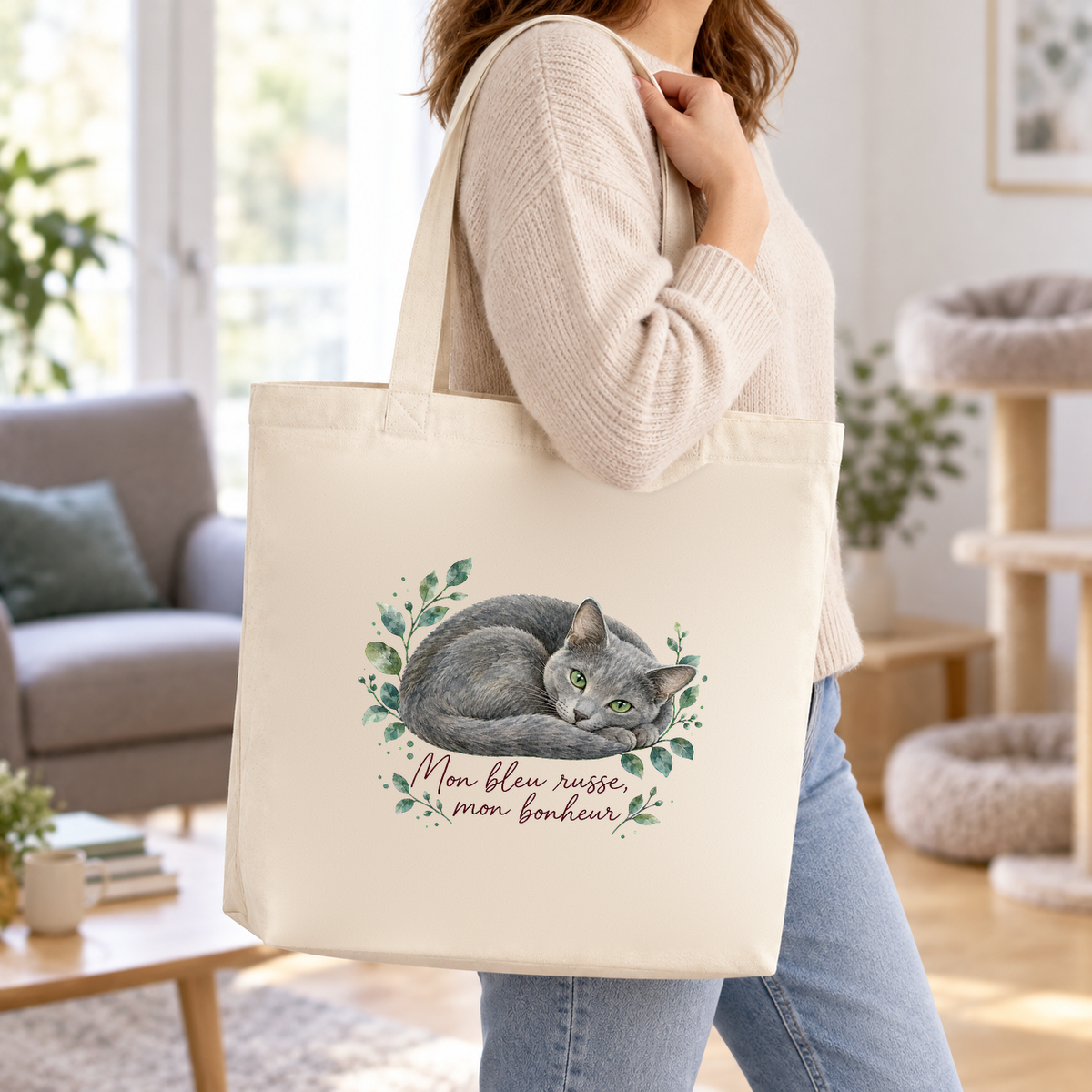 Tote bag bleu russe « Mon bleu russe, mon bonheur » Premium porté à l'épaule dans un salon lumineux