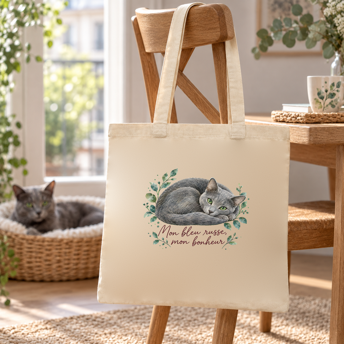 Tote bag bleu russe « Mon bleu russe, mon bonheur » Essentiel suspendu à une chaise en bois, un bleu russe installé dans son panier