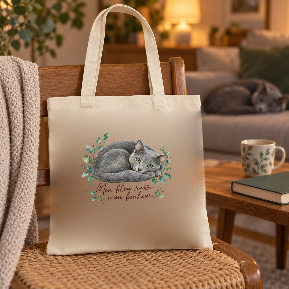 Tote bag bleu russe « Mon bleu russe, mon bonheur » Essentiel posé sur une chaise près d'une table d'appoint, un bleu russe allongé sur le canapé