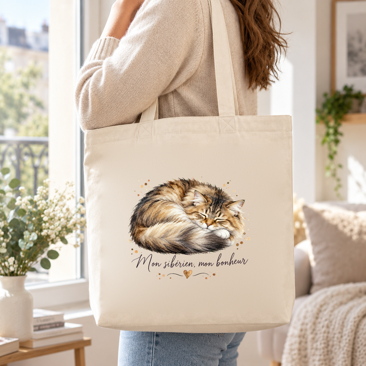 Tote bag sibérien « Mon sibérien, mon bonheur » Premium porté à l'épaule dans un salon lumineux