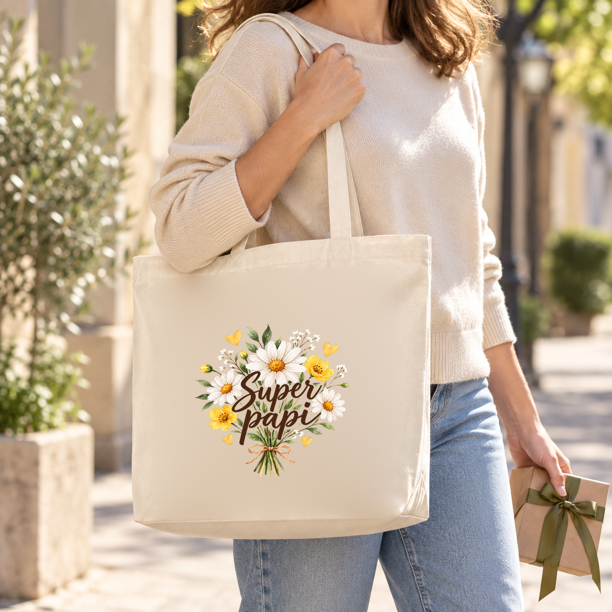 Tote bag papi « Super papi » Premium porté à l'épaule dans une rue ensoleillée