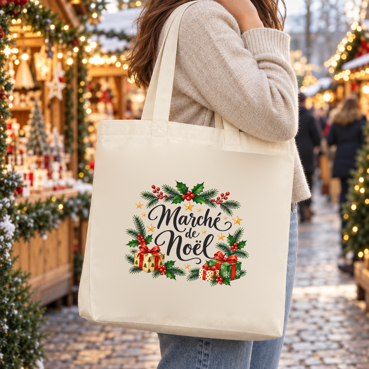 Tote bag de Noël « Marché de Noël » Premium porté à l'épaule dans une allée de marché de Noël illuminée