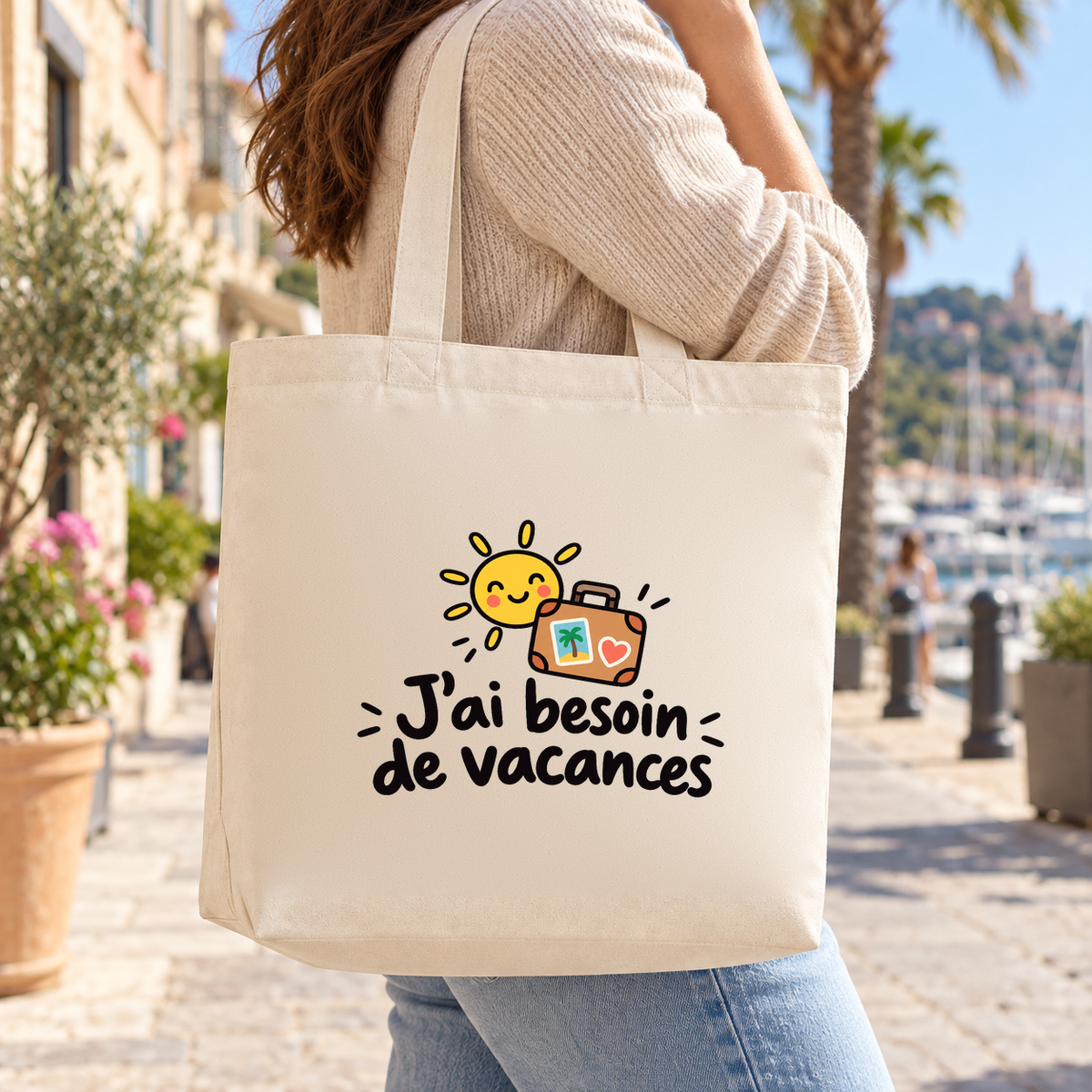 Tote bag « J'ai besoin de vacances » Premium porté à l'épaule sur un quai ensoleillé de bord de mer