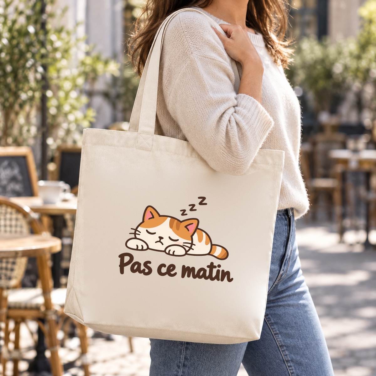 Tote bag « Pas ce matin » Premium porté à l'épaule sur une terrasse de café