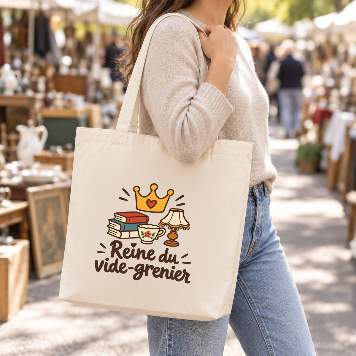 Tote bag « Reine du vide-grenier » Premium porté à l'épaule dans les allées d'une brocante