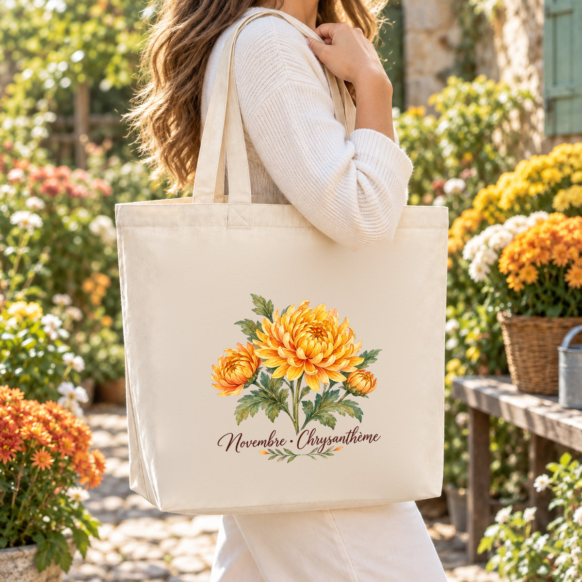 Tote bag fleur de naissance « Novembre · Chrysanthème » Premium porté à l'épaule dans une ruelle fleurie de chrysanthèmes