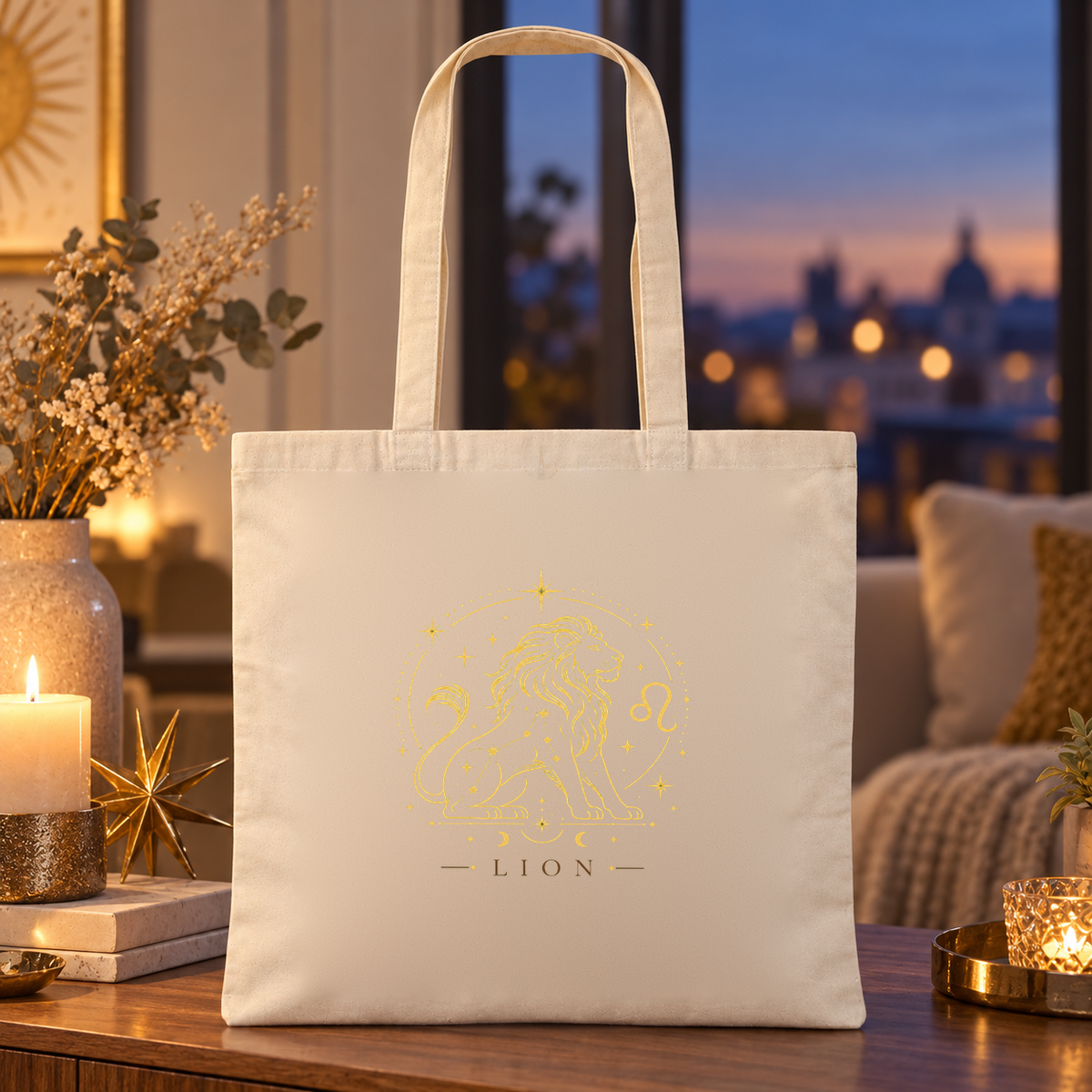 Tote bag signe astrologique « LION » Essentiel posé sur une table près d'une fenêtre, à côté de bougies, à la tombée de la nuit