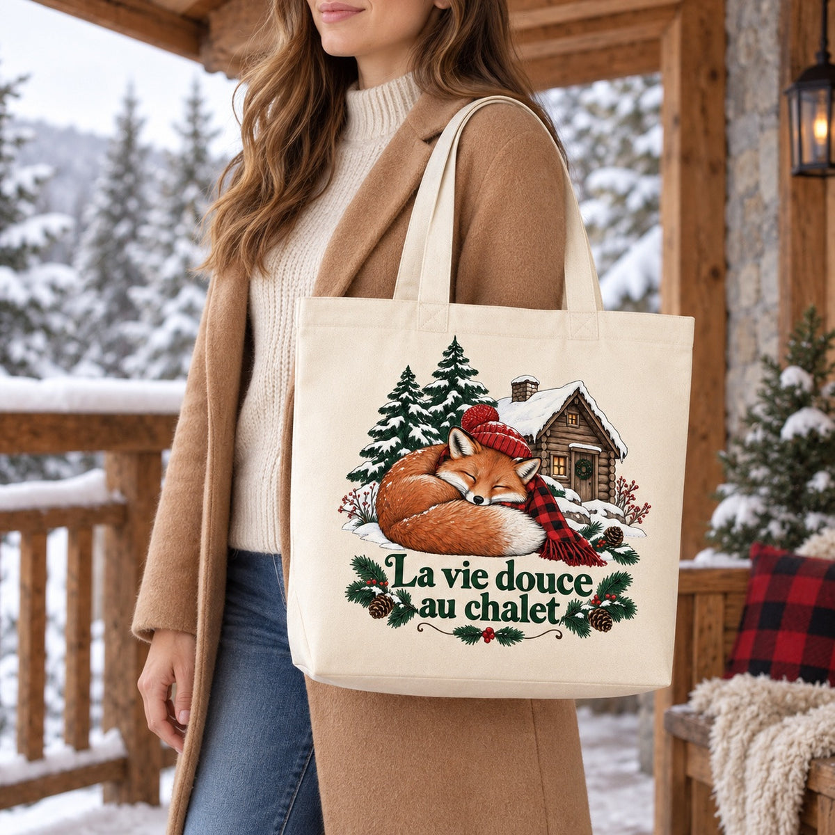 Tote bag « La vie douce au chalet » Premium porté devant un chalet enneigé
