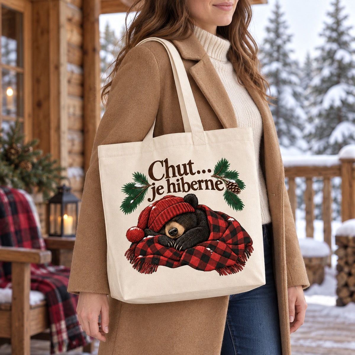 Tote bag « Chut… je hiberne » Premium porté devant un chalet enneigé