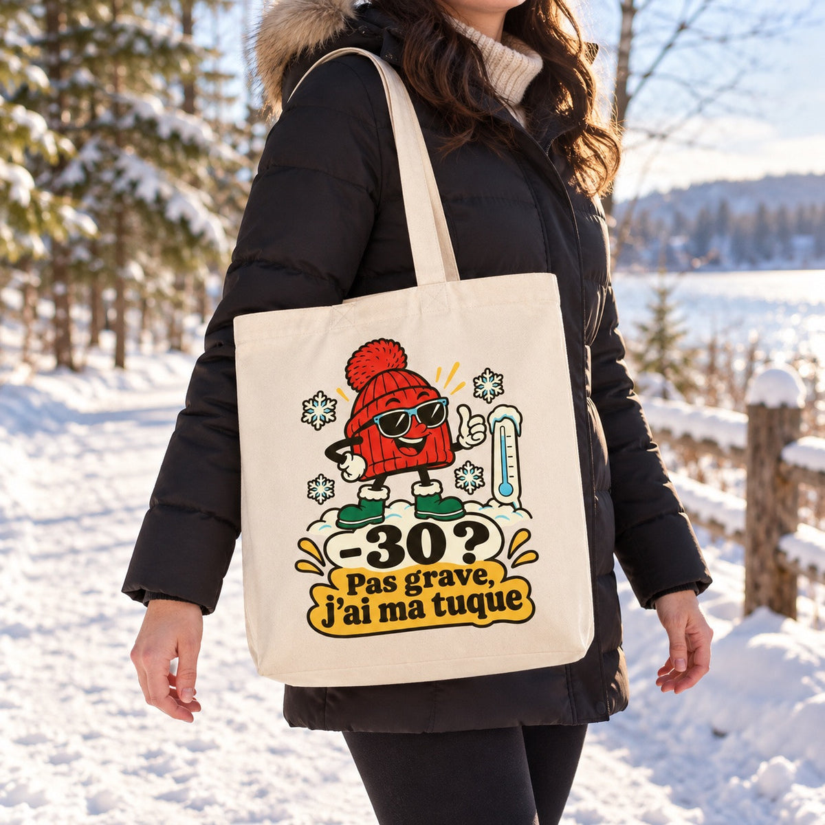 Tote bag « -30 ? Pas grave, j'ai ma tuque » Premium porté à l'épaule dans une rue québécoise en hiver