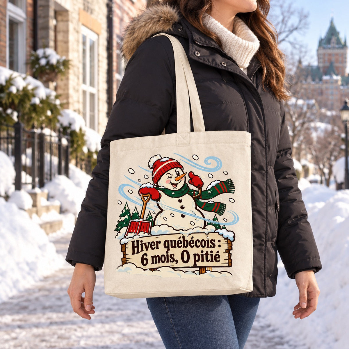 Tote bag « Hiver québécois : 6 mois, 0 pitié » Premium porté à l'épaule dans une rue québécoise en hiver