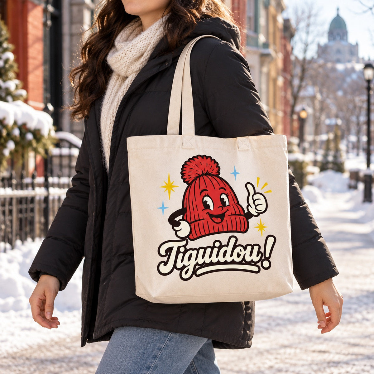 Tote bag « Tiguidou ! » Premium porté à l'épaule dans une rue québécoise en hiver