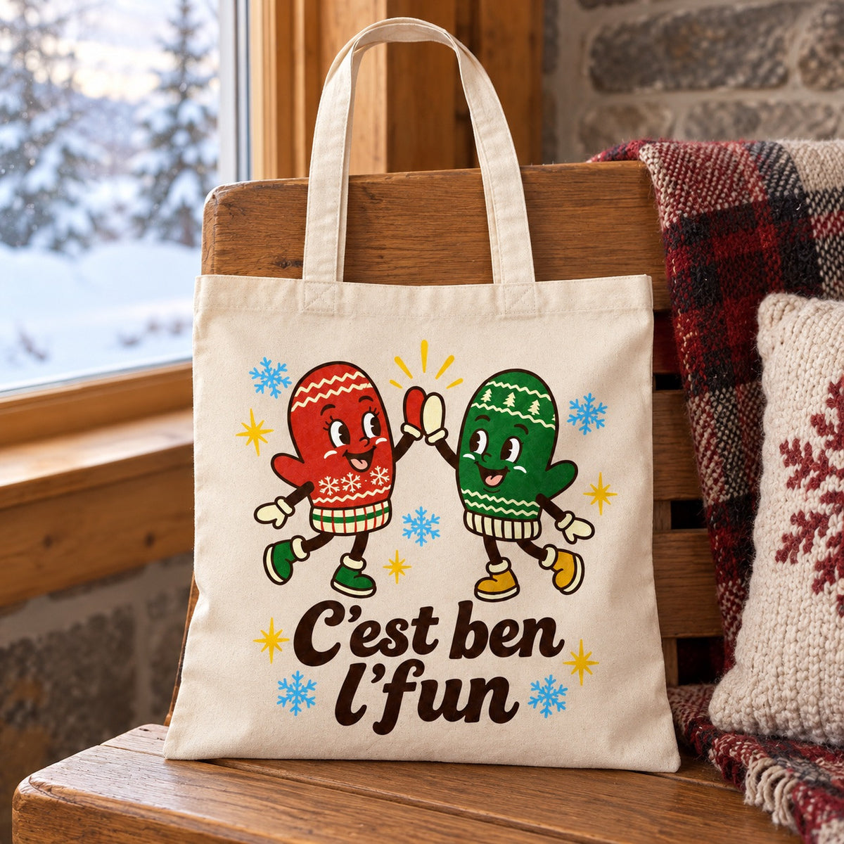 Tote bag « C'est ben l'fun » Essentiel posé sur une chaise, décor d'hiver