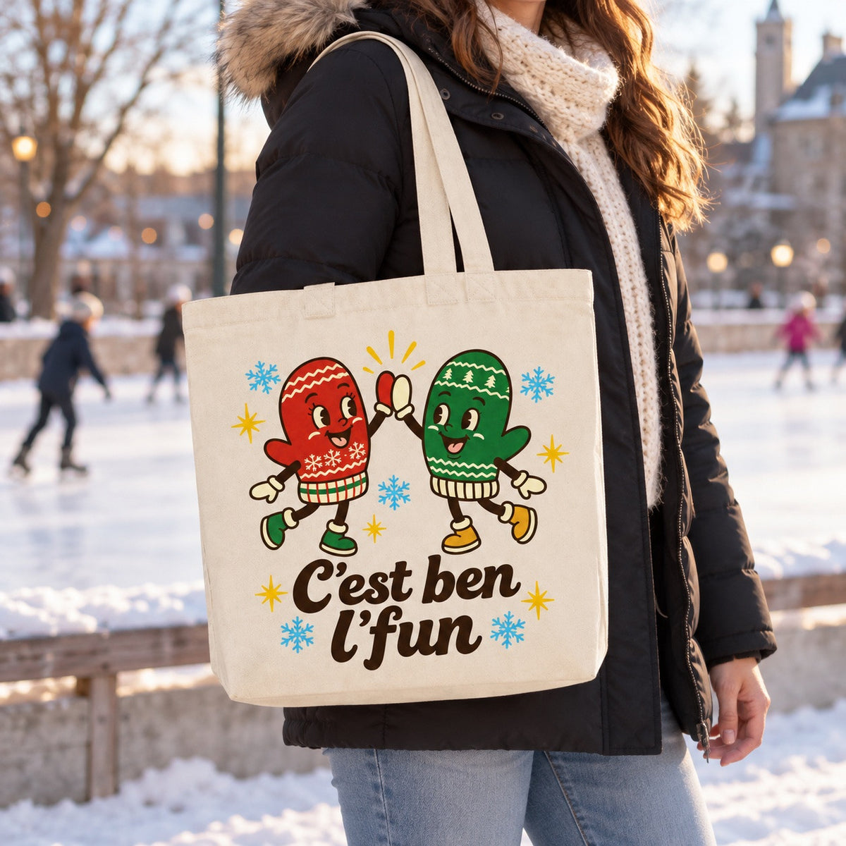 Tote bag « C'est ben l'fun » Premium porté à l'épaule dans une rue québécoise en hiver