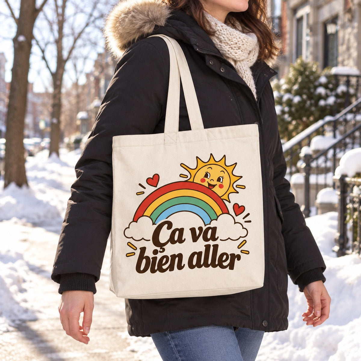 Tote bag « Ça va bien aller » Premium porté à l'épaule dans une rue québécoise en hiver