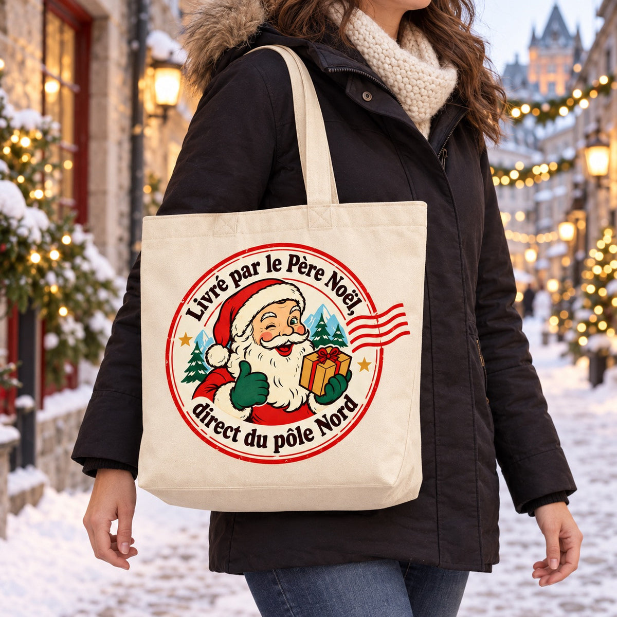 Tote bag « Livré par le Père Noël, direct du pôle Nord » Premium porté à l'épaule dans une rue québécoise en hiver