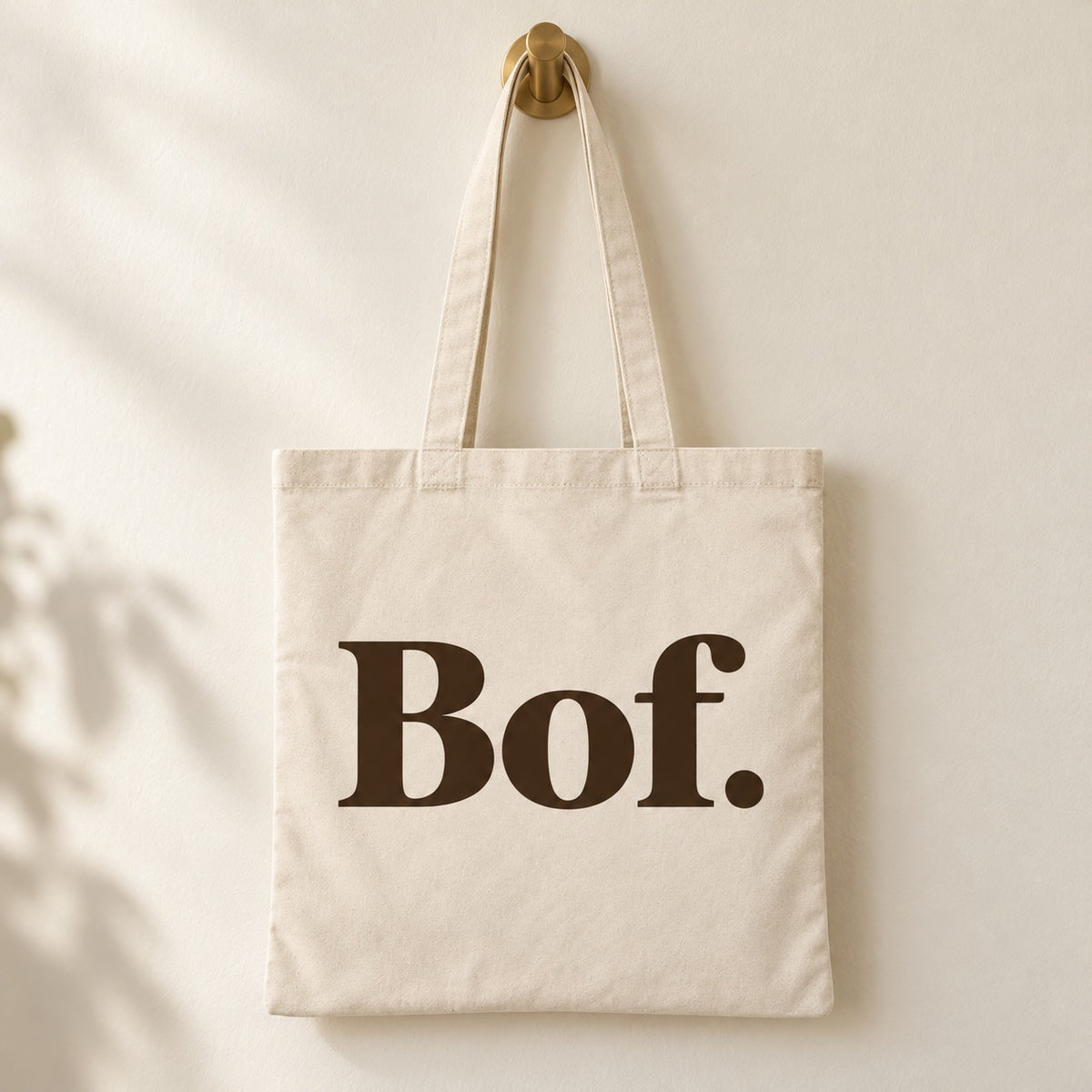 Tote bag « Bof. » Essentiel suspendu à une patère