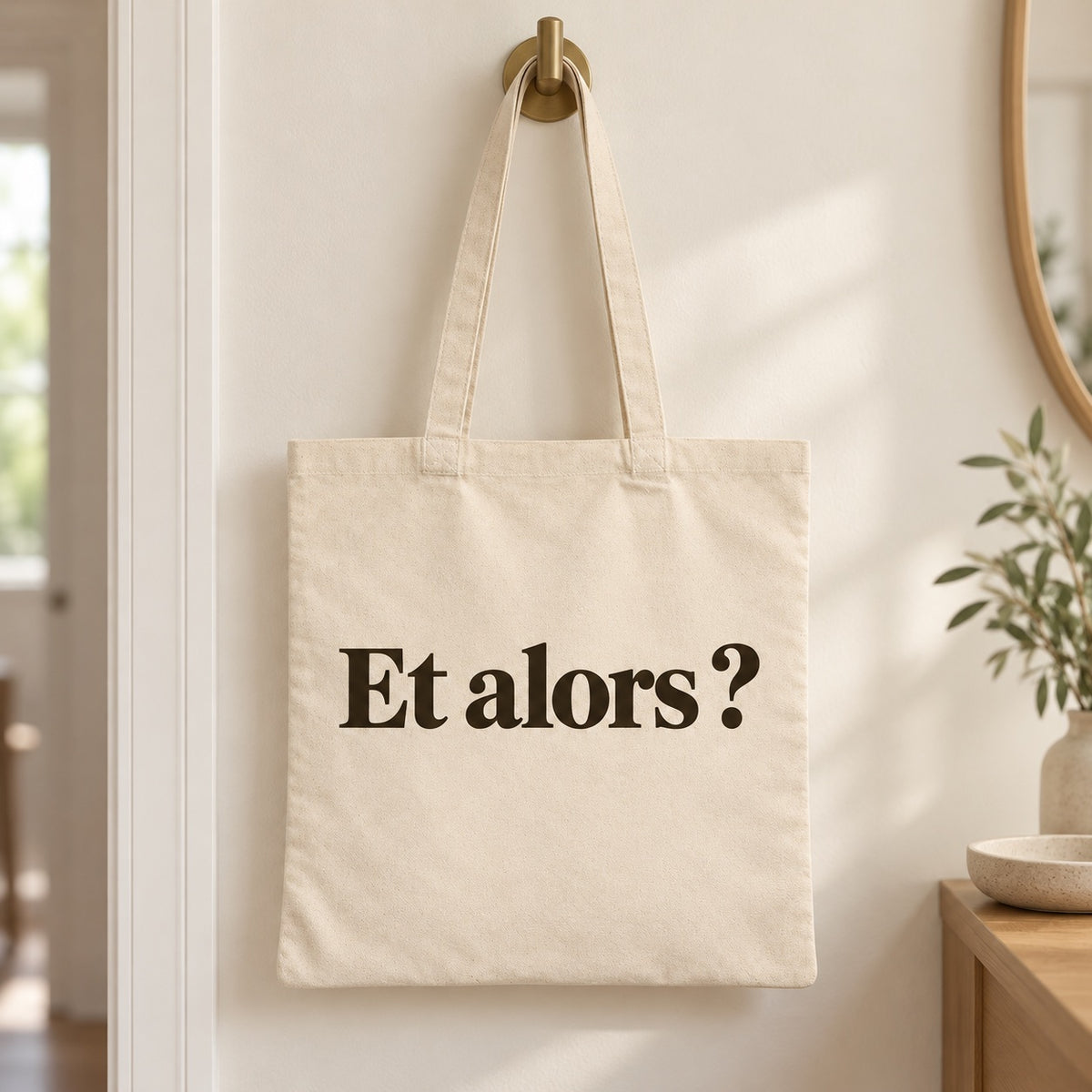 Tote bag « Et alors ? » Essentiel suspendu à une patère