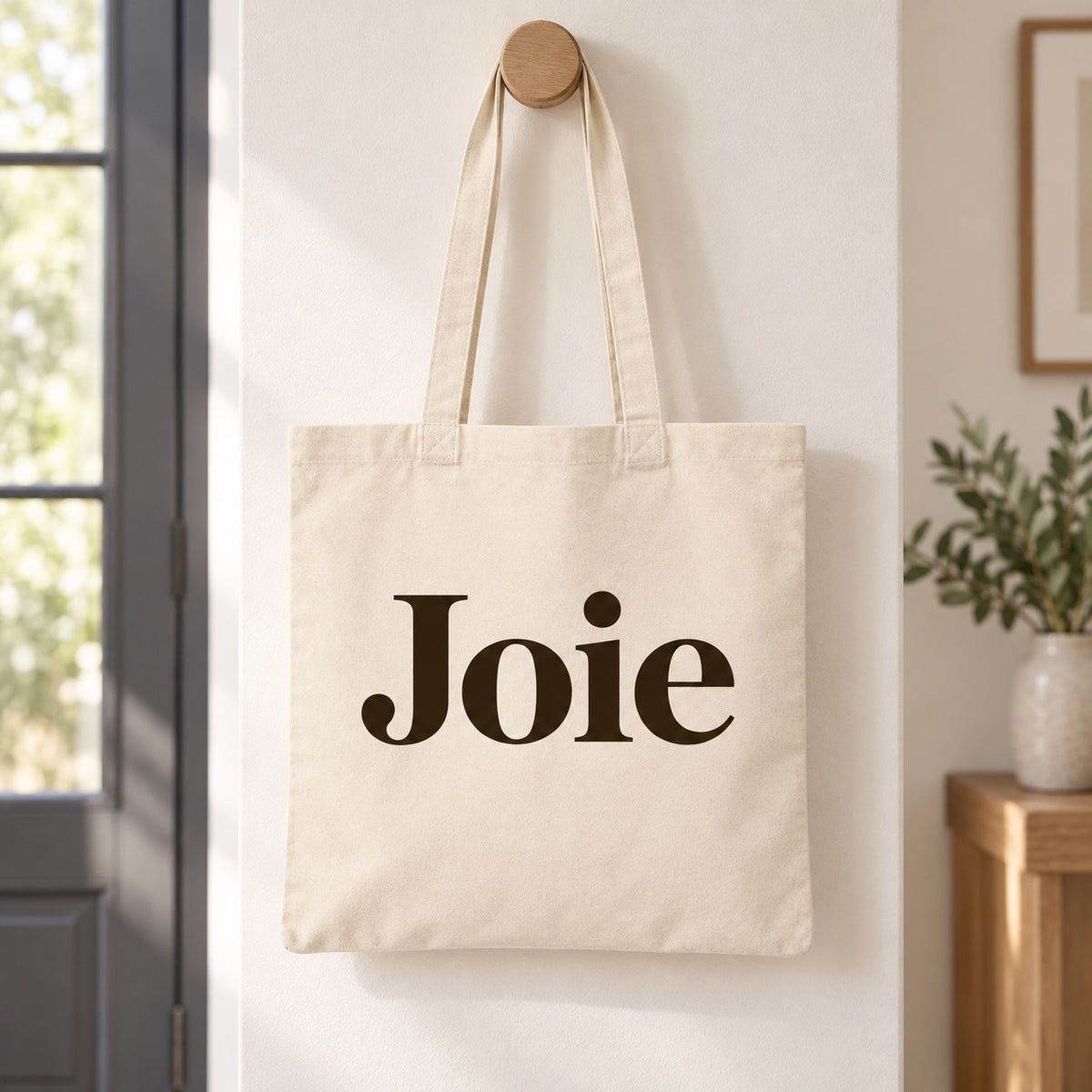 Tote bag « Joie » Essentiel suspendu à une patère
