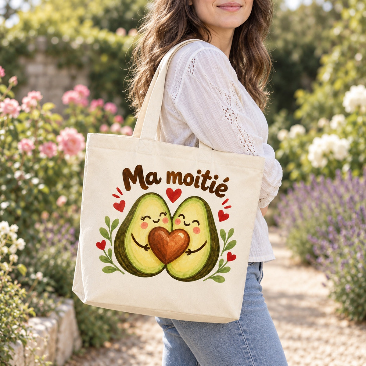 Tote bag « Ma moitié » Premium porté à l'épaule dans un jardin fleuri
