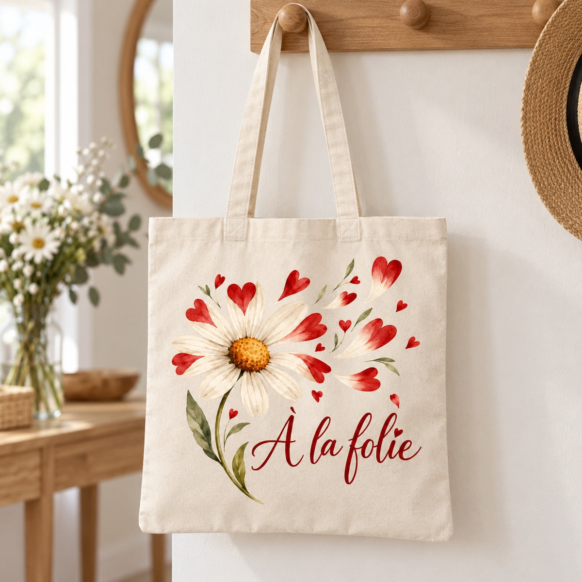 Tote bag « À la folie » Essentiel suspendu à une patère dans une entrée lumineuse