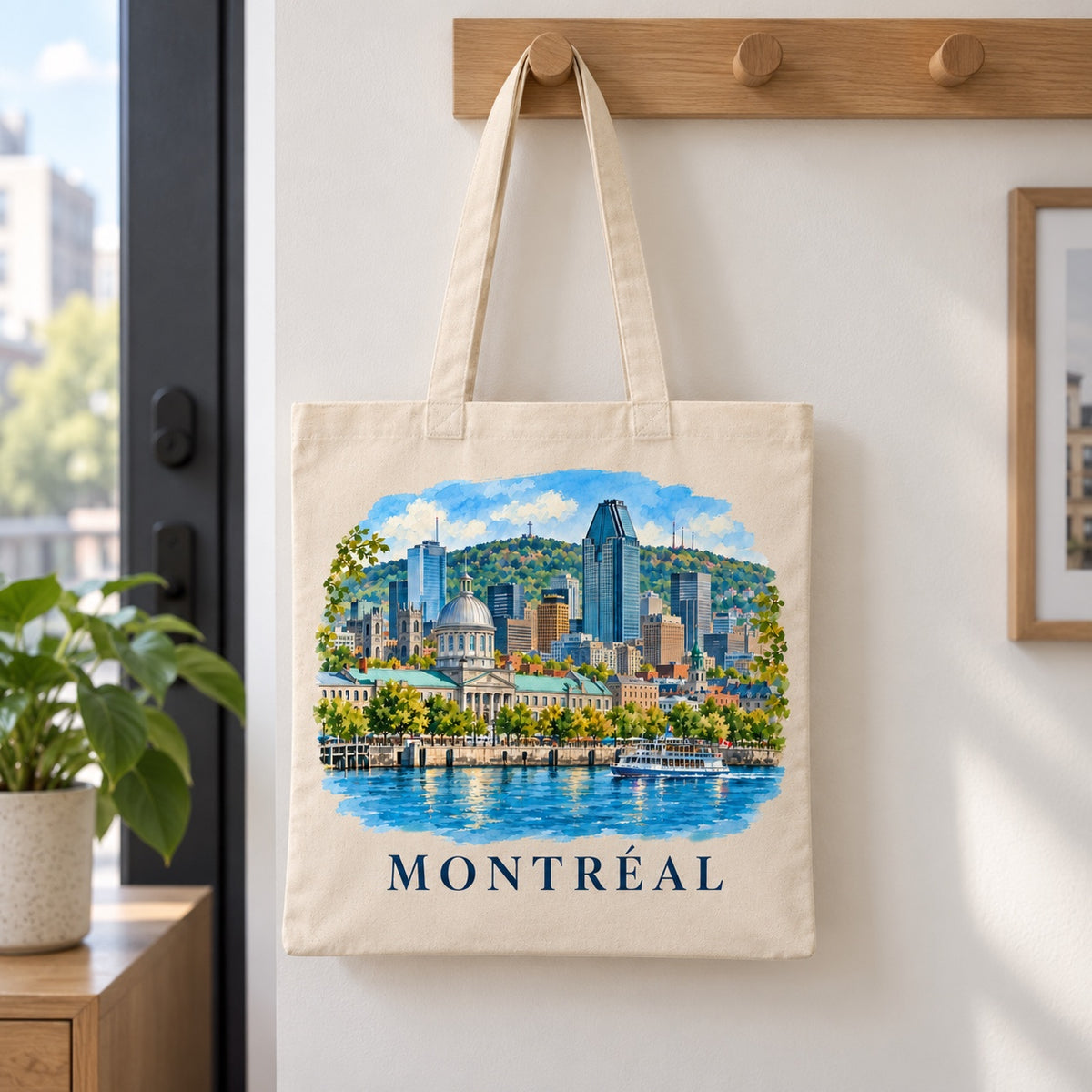 Tote bag Montréal Essentiel suspendu à une patère