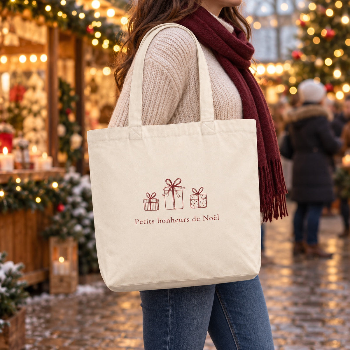 Tote bag de Noël « Petits bonheurs de Noël » Premium porté à l'épaule dans un marché de Noël