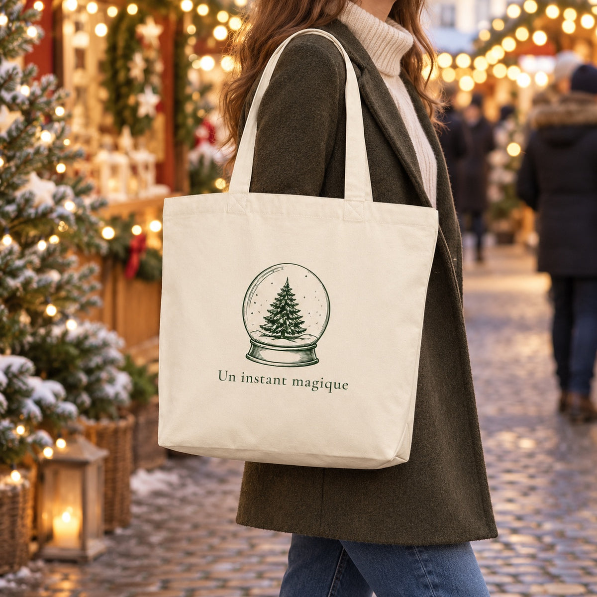 Tote bag de Noël « Un instant magique » Premium porté à l'épaule dans un marché de Noël