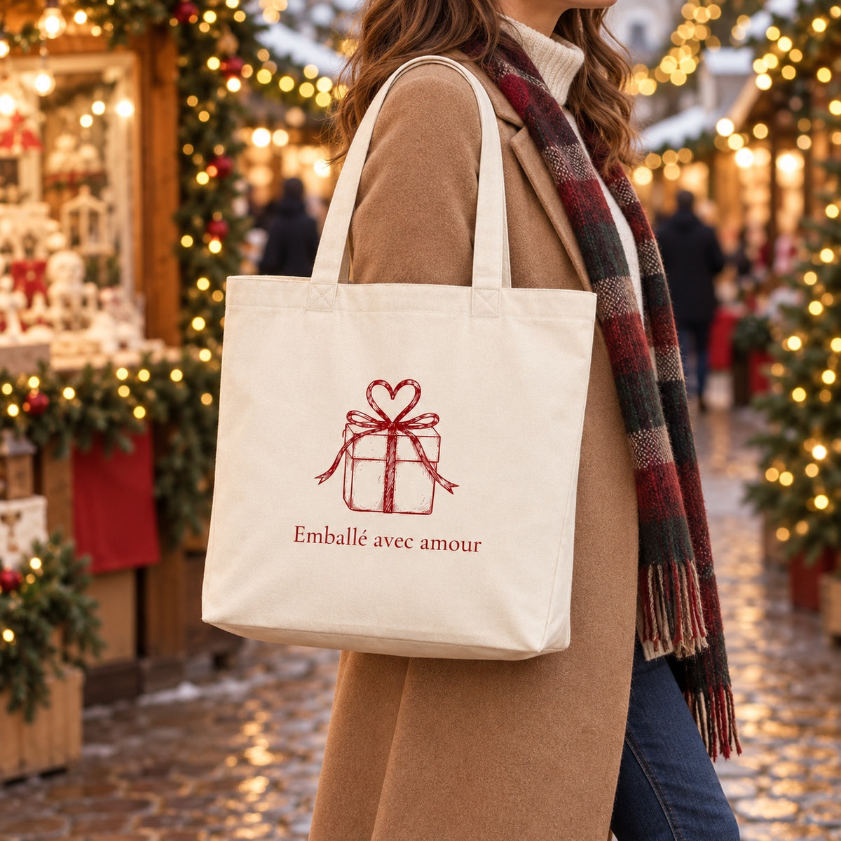 Tote bag de Noël « Emballé avec amour » Premium porté à l'épaule dans un marché de Noël