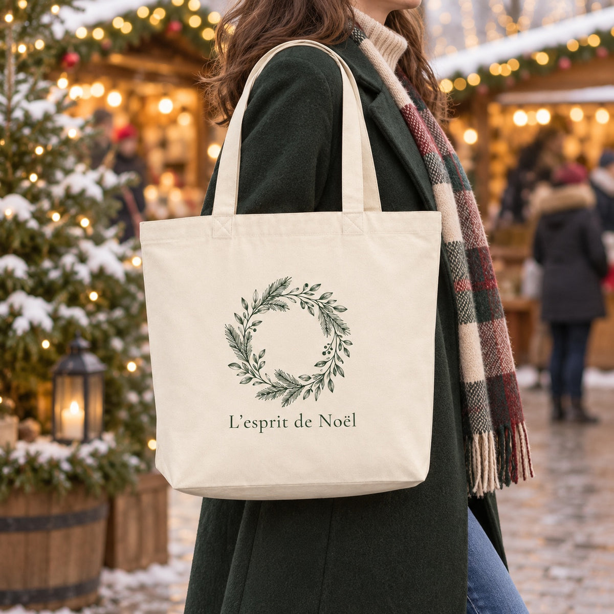 Tote bag de Noël « L’esprit de Noël » Premium porté à l'épaule dans un marché de Noël