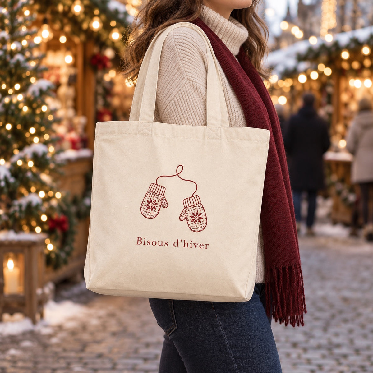 Tote bag de Noël « Bisous d’hiver » Premium porté à l'épaule dans un marché de Noël