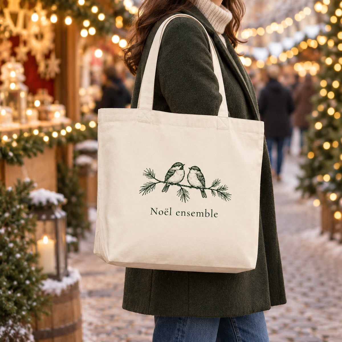 Tote bag de Noël « Noël ensemble » Premium porté à l'épaule dans un marché de Noël