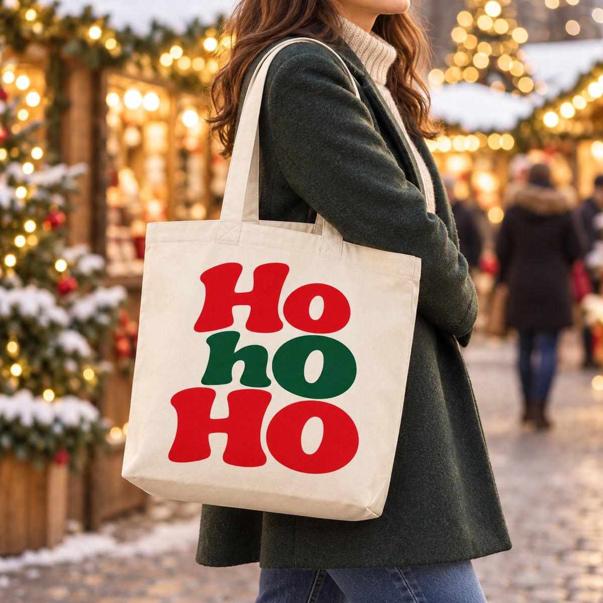 Tote bag de Noël « Ho ho ho » Premium porté à l'épaule dans un marché de Noël