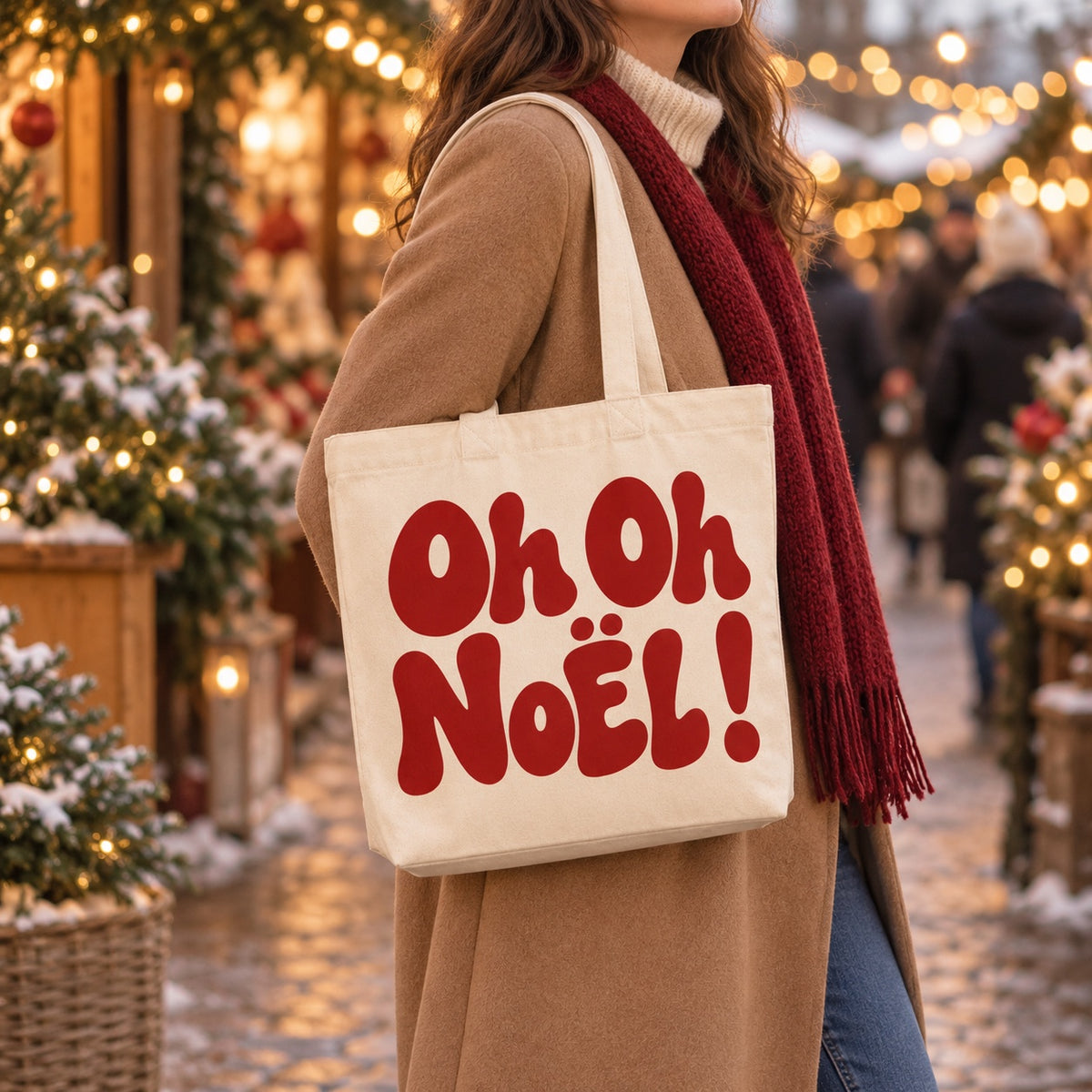 Tote bag de Noël « Oh oh Noël ! » Premium porté à l'épaule dans un marché de Noël