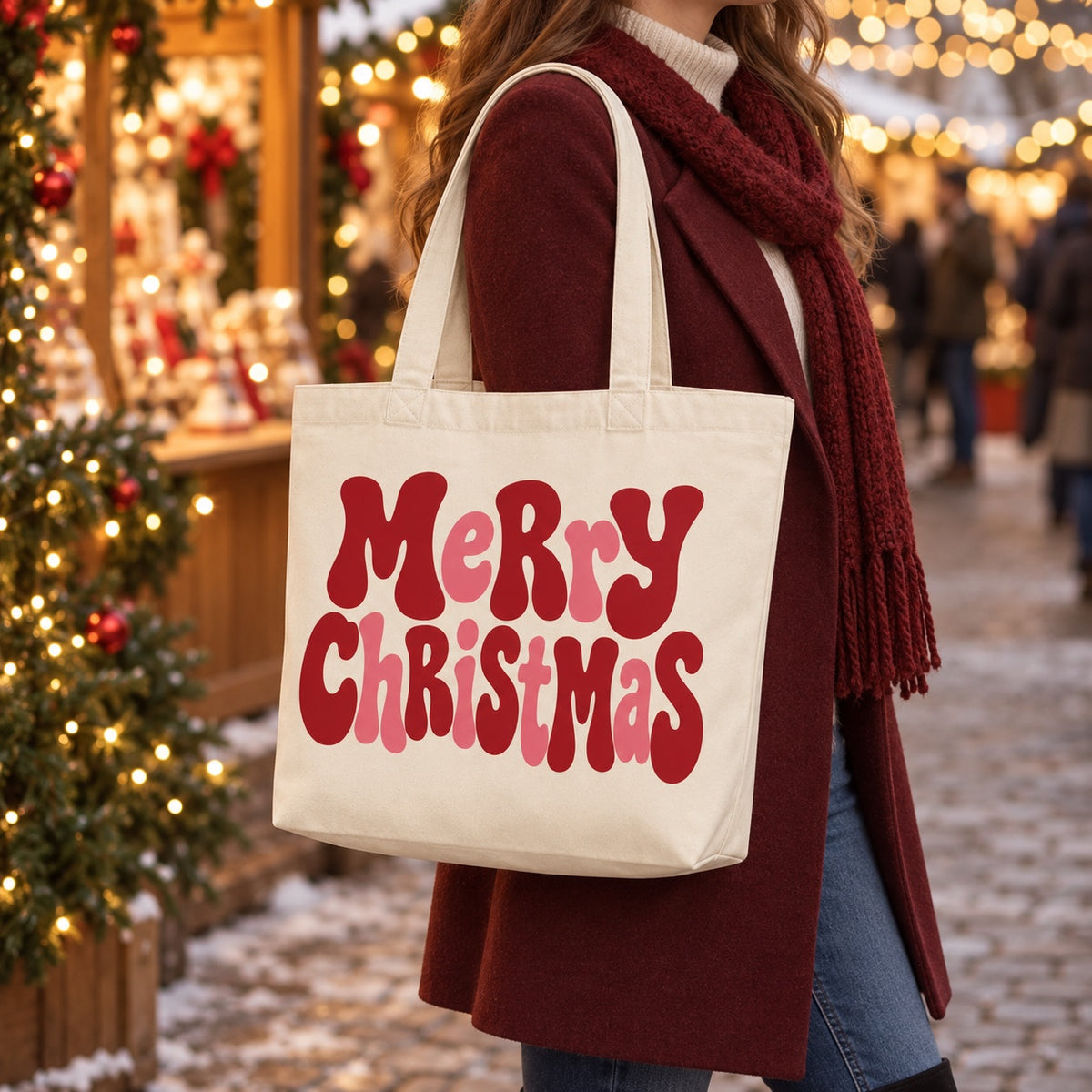 Tote bag de Noël « Merry Christmas » Premium porté à l'épaule dans un marché de Noël