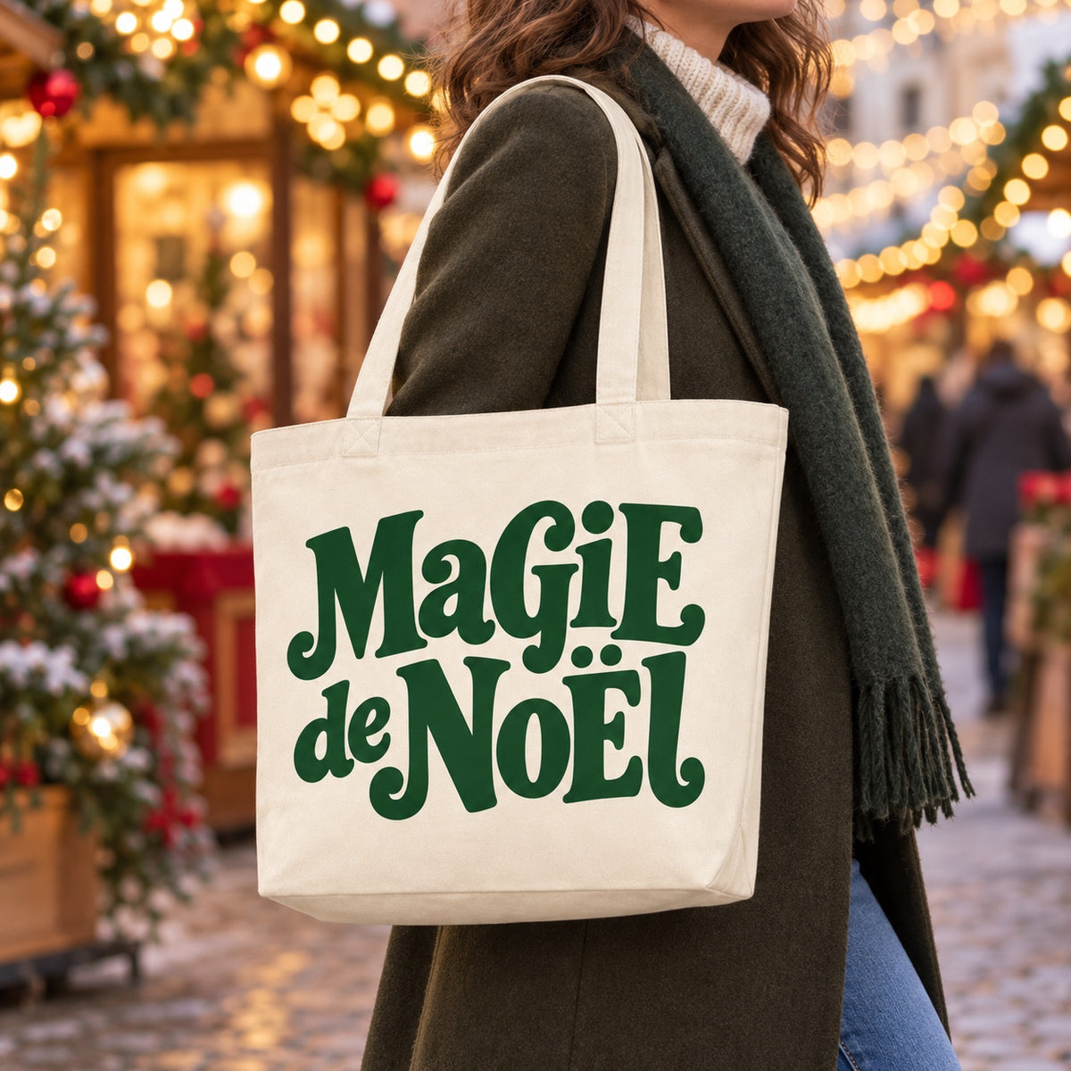 Tote bag de Noël « Magie de Noël » Premium porté à l'épaule dans un marché de Noël