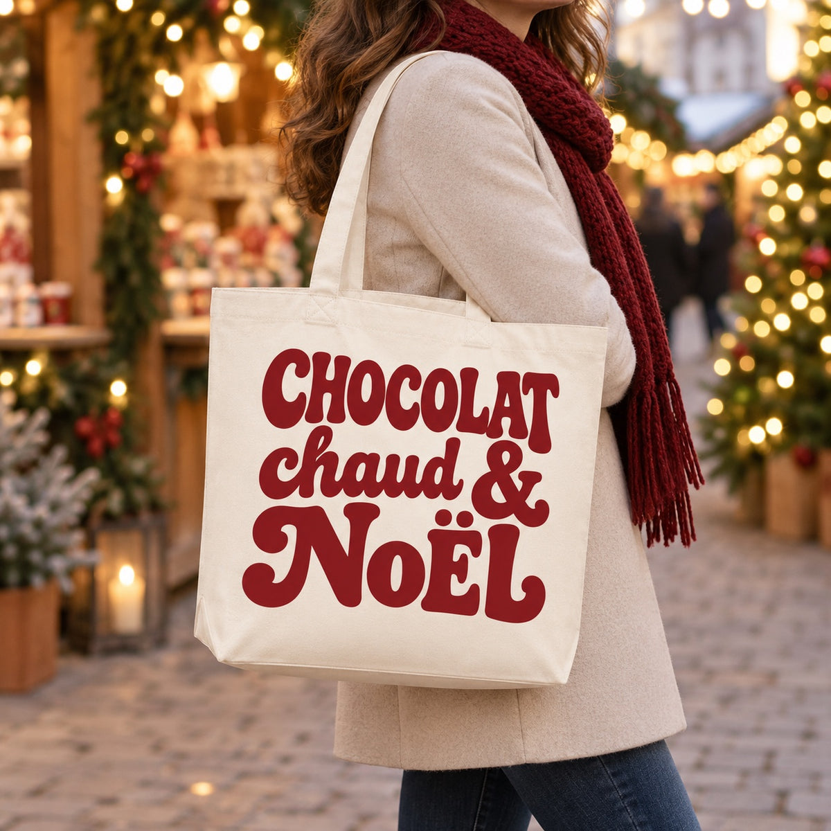 Tote bag de Noël « Chocolat chaud & Noël » Premium porté à l'épaule dans un marché de Noël