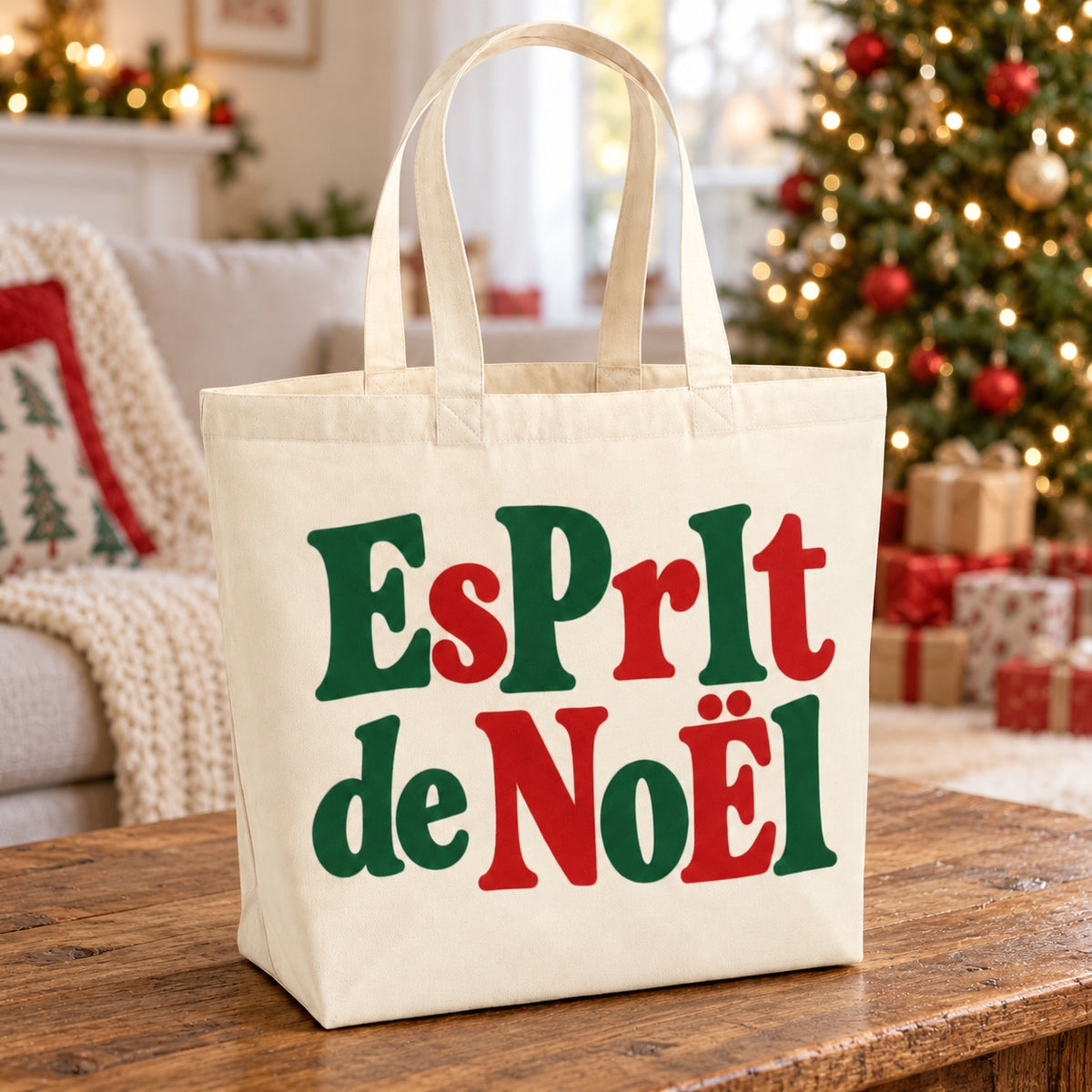 Tote bag de Noël « Esprit de Noël » Premium posé sur une table de salon devant le sapin