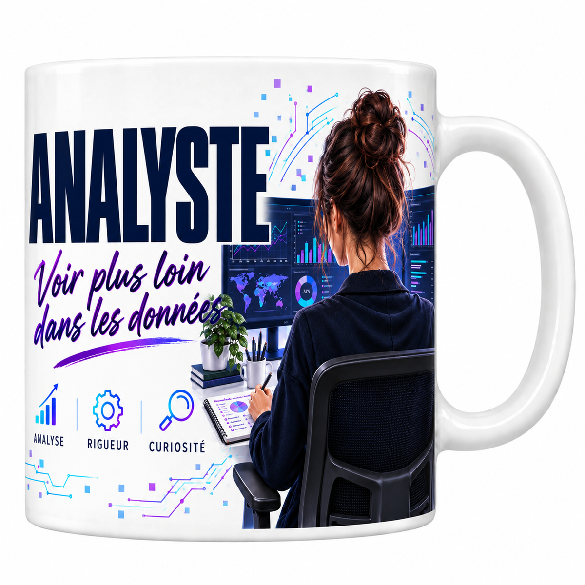 Mug analyste en céramique blanche 330 ml, décor de circuits imprimés bleu et violet, le mot ANALYSTE en grand et la phrase manuscrite Voir Plus Loin dans les Données, une analyste assise de dos devant ses tableaux de bord, trois valeurs analyse, rigueur, curiosité